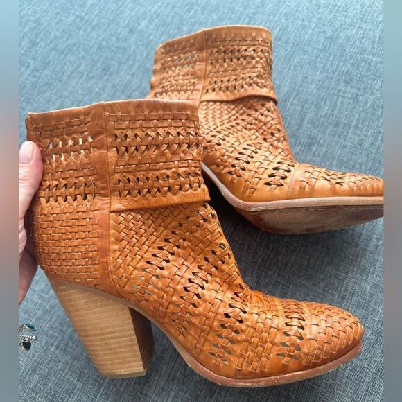 Rag&Bone Leather Newbury Bootie
Boot Tan/Lt.Brown Size 39 - Picture 10 of 16